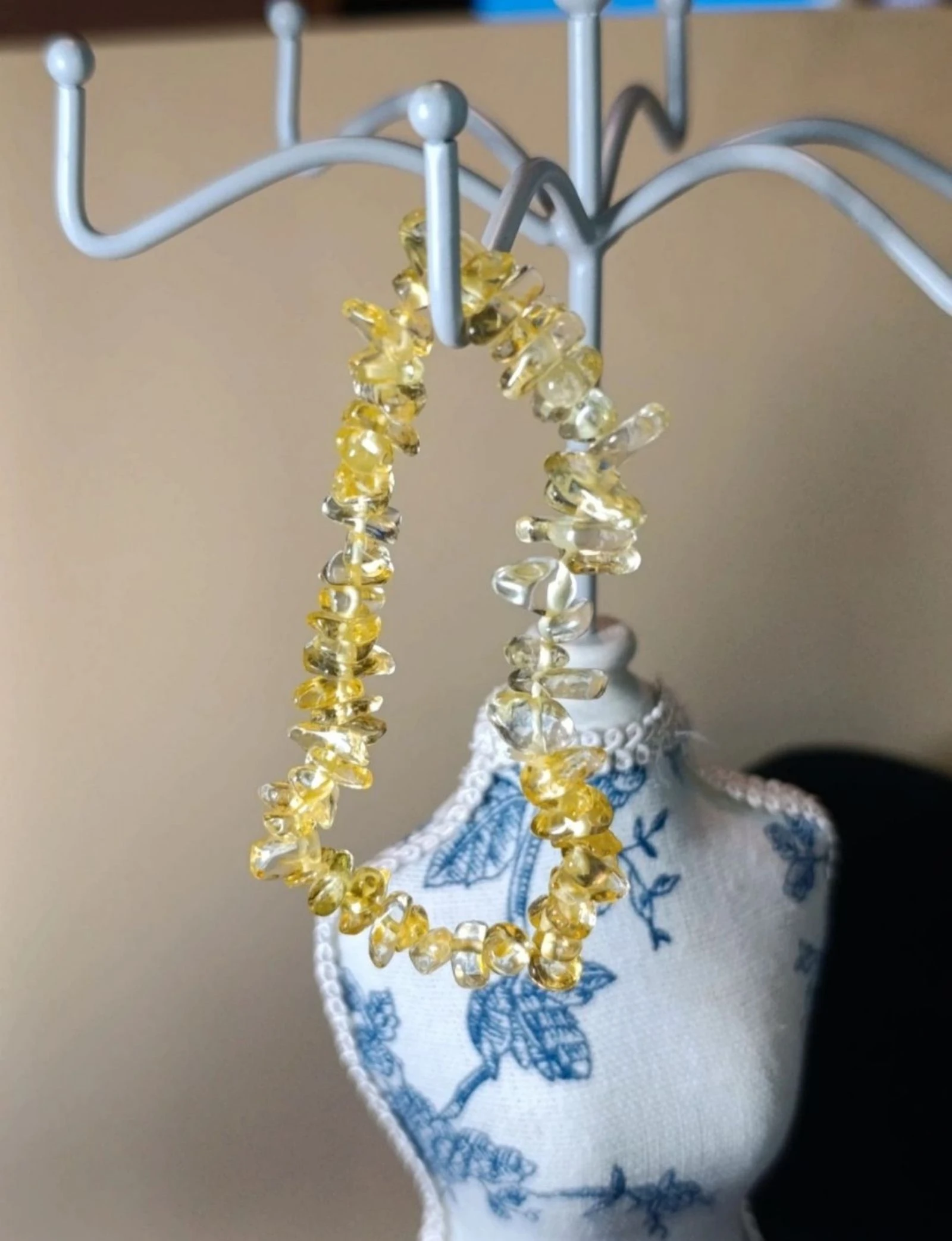 Elastische armband met gele acrylkralen – photo 5